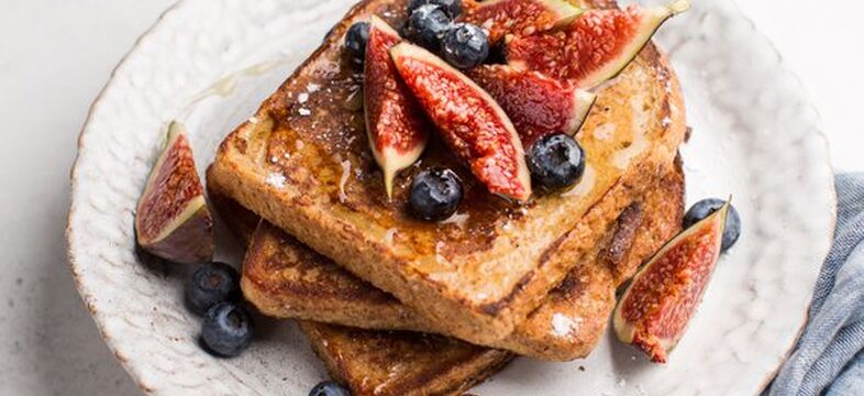  Francouzské toasty z vánočky, pečená jablka, skořice a ořechy