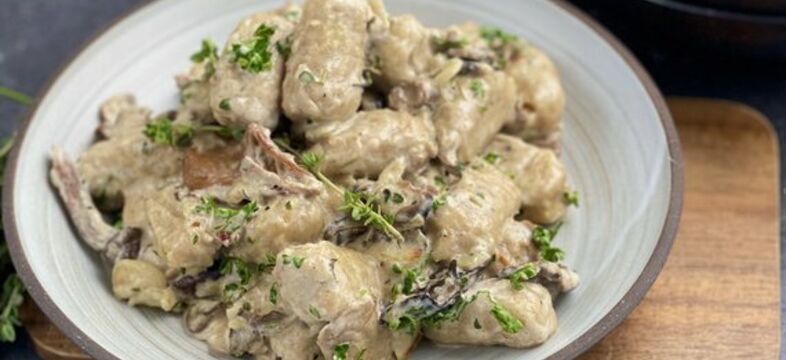 Gnocci s trhaným krůtím masem a sýrovou omáčkou, bylinkové pesto, parmazán a rukola